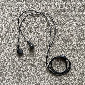 Flat Rounded Wire Ear Buds In Black